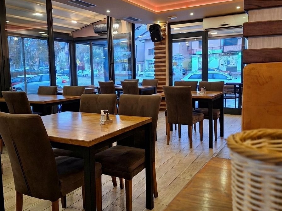 Sala pripremljena za goste, večernje svjetlo