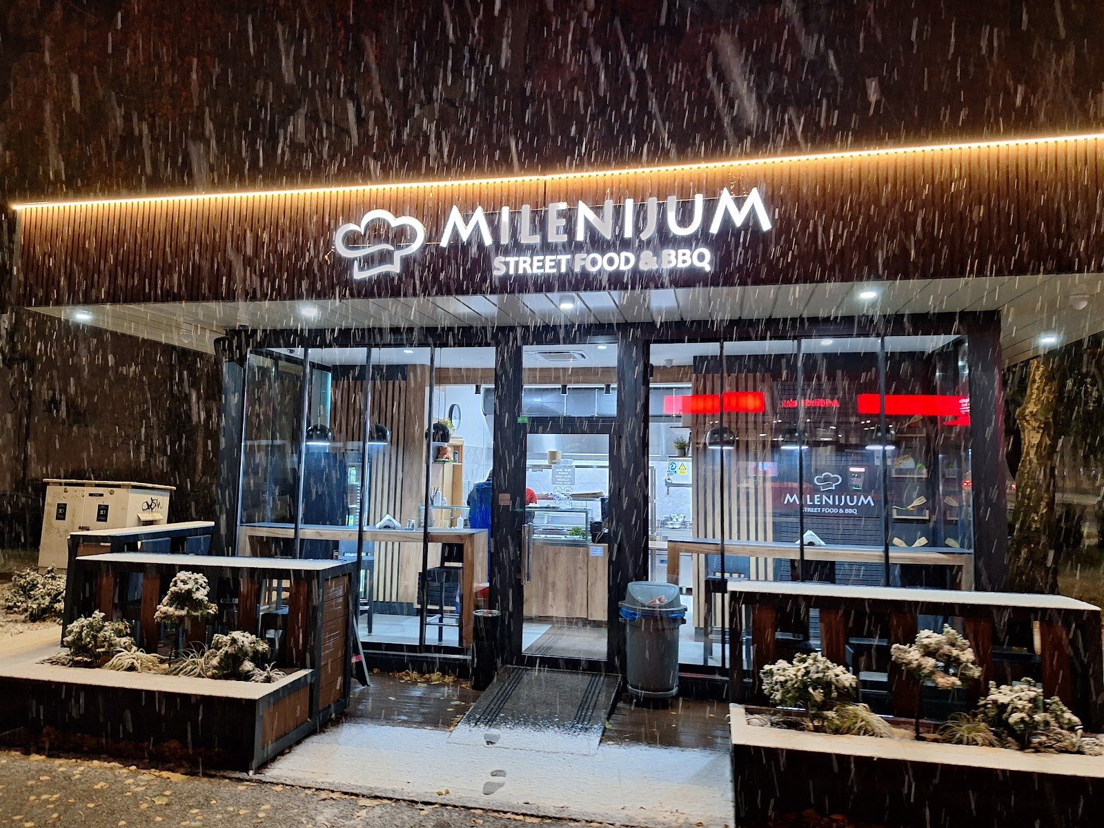Milenium Street Food i BBQ na Ćuprijskoj, osvijetljen natpis u snježnoj noći