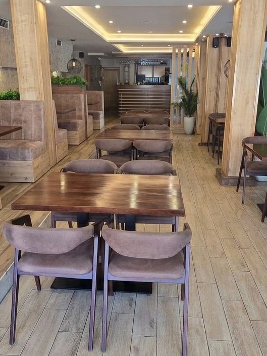 Separei i stolovi u sali restorana