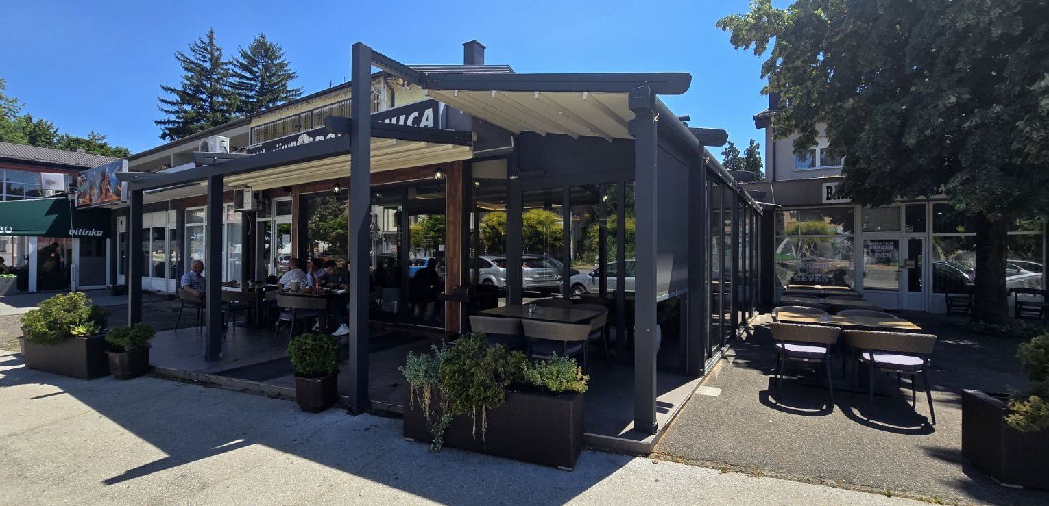 Natkrivena bašta ispred restorana po danu
