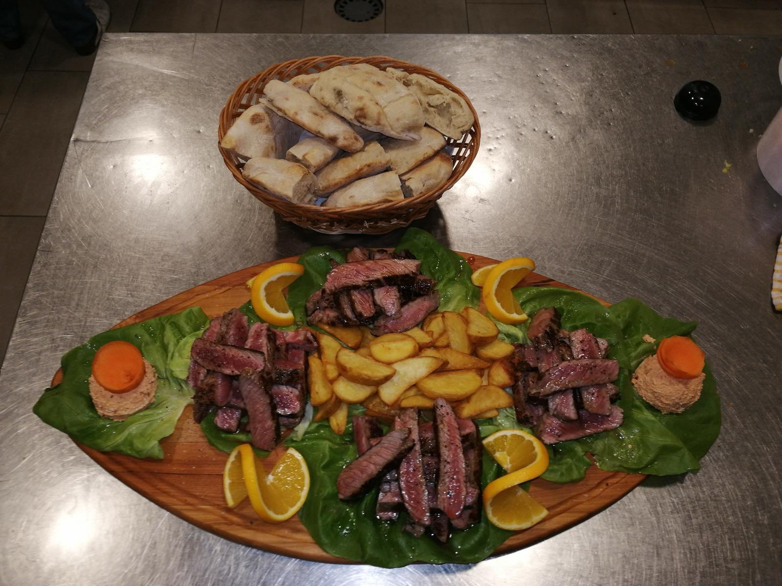 Mala plata sa mješanim mesom i prilozima