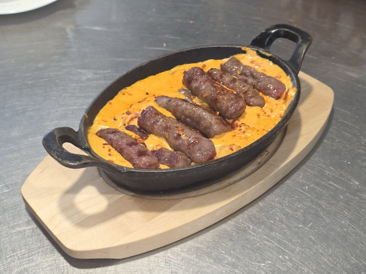 Ćevapi u kajmaku u tavi